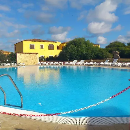 Accogliente Trilocale Con Terrazzo Vista Mare, Mirice - Vignola Mare Appartement Li Valcaggi