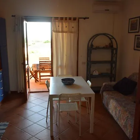 Accogliente Trilocale Con Terrazzo Vista Mare, Mirice - Vignola Mare *