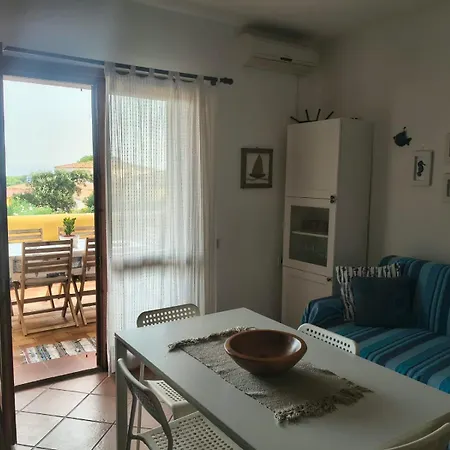 Апартаменты Accogliente Trilocale Con Terrazzo Vista Mare, Mirice - Vignola Mare Li Valcaggi